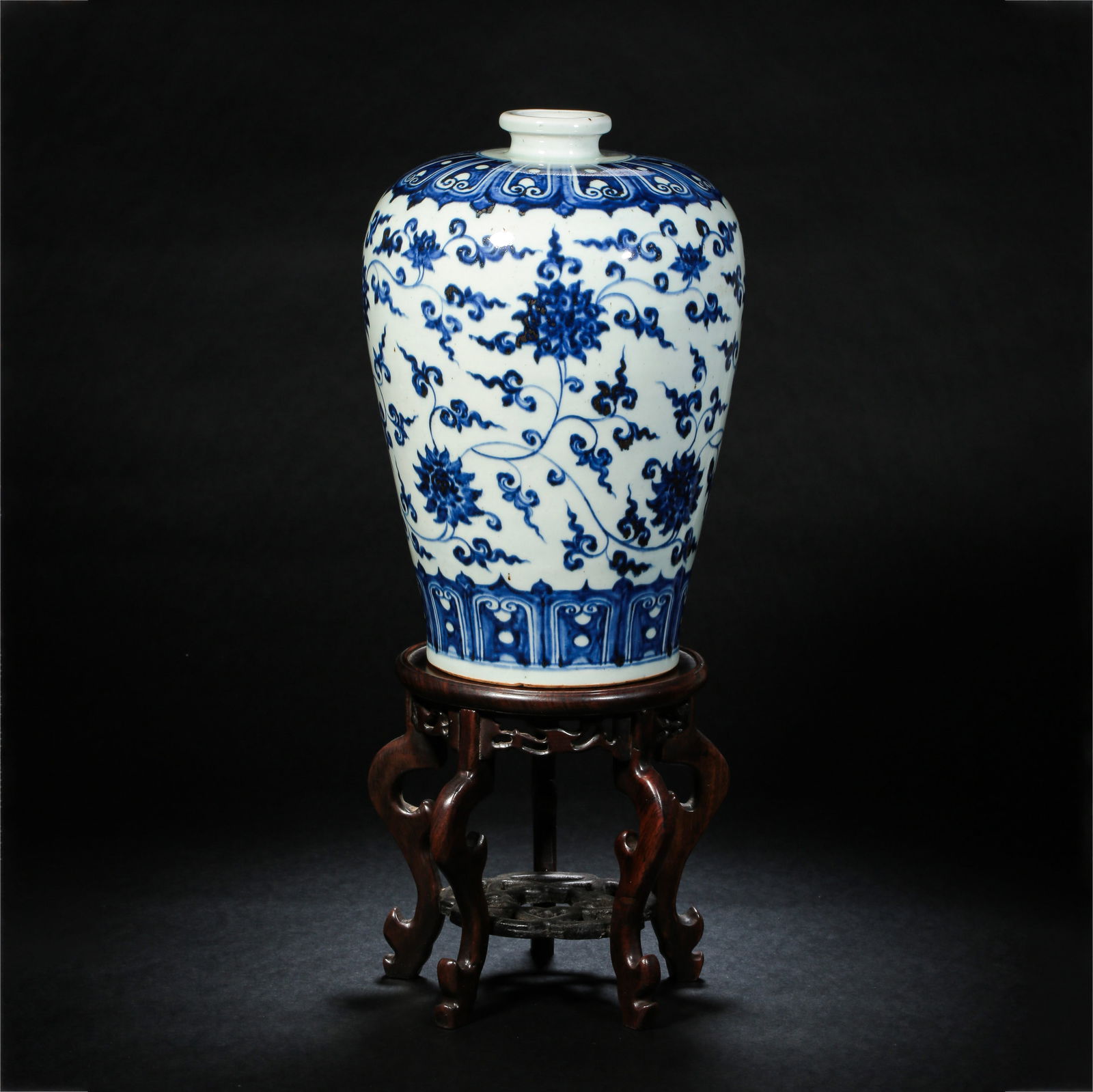 Chinese Ming Dynasty blue and white flower pattern plum bottle (1 of 9)