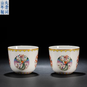 A PAIR OF CHINESE QING DYNASTY TONGZHI PERIOD PASTEL PHOENIX PATTERN CUPS