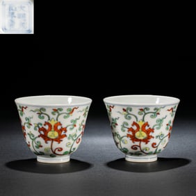 A PAIR OF CHINESE MING DYNASTY CHENGHUA PERIOD FLOWER PATTERN CUPS