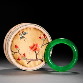 CHINESE JADE BRACELET FROM QING DYNASTY