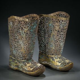 A PAIR OF CHINESE LIAO DYNASTY SILVER GILT COMBAT BOOTS