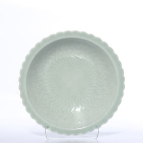 QING DYNASTY, CHINA QIANLONG PERIOD BLUE GLAZE FLOWER MOUTH PLATE