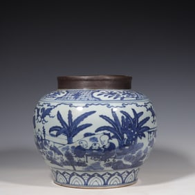 CHINESE MING DYNASTY JIAJING PERIOD BLUE AND WHITE FOUNDLING PATTERN COVERED COPPER MOUTH JAR