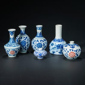 A GROUP OF CHINESE QING DYNASTY BLUE AND WHITE PORCELAIN