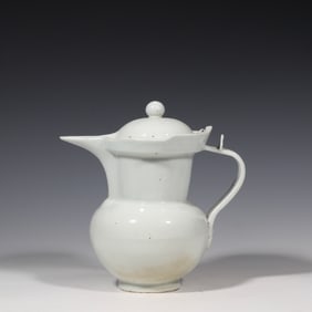 CHINESE MING DYNASTY XUANDE PERIOD WHITE GLAZE CAPUCHIN POT