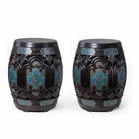 A PAIR OF CHINESE QING DYNASTY ROSEWOOD INLAID CLOISONNE ROUND STOOLS