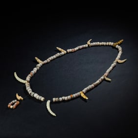 SILKWORM COLLAR WITH AGATE INLAID WITH JADE, WESTERN ZHOU DYNASTY, CHINA