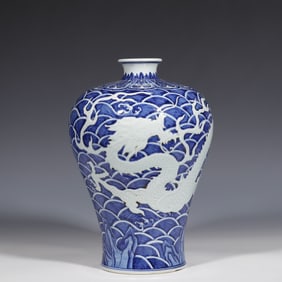 BLUE AND WHITE DRAGON PATTERN PLUM VASE, YONGZHENG PERIOD, QING DYNASTY