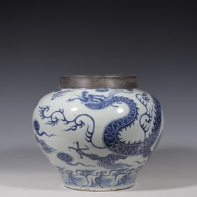 CHINESE MING DYNASTY BLUE AND WHITE DRAGON PATTERN COVERED WITH SILVER BUCKLE JAR