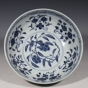 CHINESE MING DYNASTY BLUE AND WHITE FLOWER PATTERN BOWL