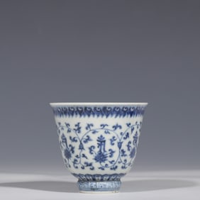 CHINESE MING CHENGHUA PERIOD BLUE AND WHITE WRAPPED BRANCHES FLOWER PATTERN CUP