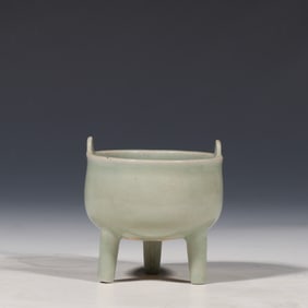 LONGQUAN WARE, SOUTHERN SONG DYNASTY, CHINA GREEN GLAZE DOUBLE-EAR TRIPOD FURNACE
