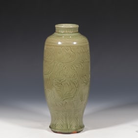 YAOZHOU WARE GREEN GLAZE ENGRAVED PLUM VASE IN NORTHERN SONG DYNASTY, CHINA