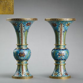 A PAIR OF CHINESE QING DYNASTY QIANLONG PERIOD JINGTAI BLUE SILK ENAMEL FLOWER PATTERN VASE