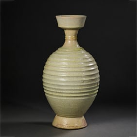 CHINESE SUI DYNASTY CELADON STRING PATTERN DISC MOUTH BOTTLE