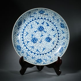 CHINESE QING DYNASTY BLUE AND WHITE FLOWER PATTERN PLATE