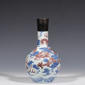 CHINESE QING DYNASTY QIANLONG PERIOD BLUE AND WHITE ENAMEL RED DRAGON PATTERN ENVELOPE MOUTH LONG