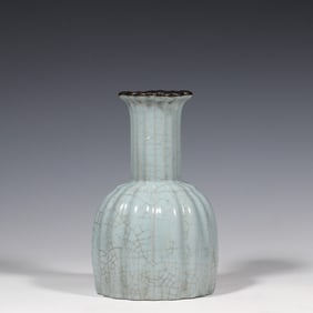 VASE WITH BLUE GLAZE AND FLOWER MOUTH FROM IMPERIAL WARE, SONG DYNASTY, CHINA