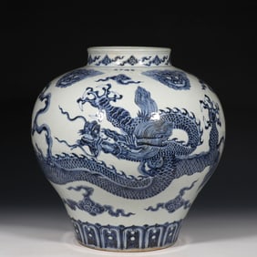 CHINESE EMPEROR XUANDE PERIOD BLUE AND WHITE DRAGON PATTERN JAR