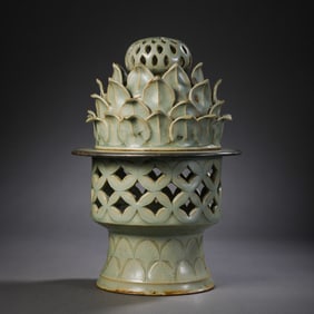YAOZHOU WARE GREEN GLAZE LOTUS PETAL PATTERN INCENSE BURNER IN THE LATE TANG AND FIVE DYNASTIES,
