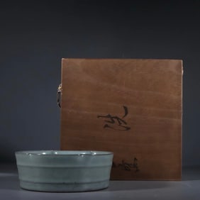 IMPERIAL FLOWER MOUTH WASH WITH GREEN GLAZE IN IMPERIAL WARES, SONG DYNASTY, CHINA