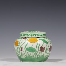 YELLOW-GREEN COLORED LID JAR OF CHENGHUA PERIOD OF MING DYNASTY, CHINA