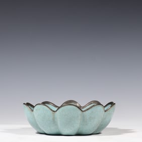 CELADON BOWL WITH FLOWER MOUTH IN SONG DYNASTY CHINA