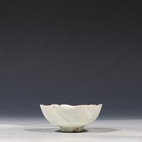 HUTIAN WARE, SOUTHERN SONG DYNASTY, CHINA GREEN GLAZE BOWL WITH FLOWER MOUTH