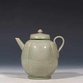 CELADON HANDED POT OF YUE WARE IN LATE TANG AND FIVE DYNASTIES, CHINA