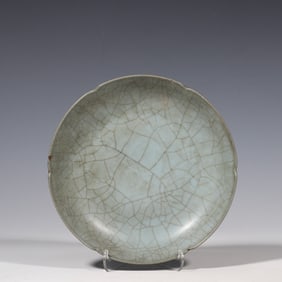 THE FLOWER MOUTH PLATE USED BY THE IMPERIAL COURT FROM THE IMPERIAL WARE, SONG DYNASTY, CHINA