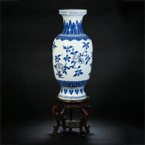Chinese Qing Dynasty Blue and White Underglaze Red Plate Mouth Vase