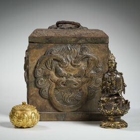 A group of Chinese Liao Dynasty gilt bronze Buddha statues, Tang Dynasty pure gold lotus petal