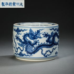 Blue and white dragon-patterned cricket jar, Xuande period, Ming Dynasty, China