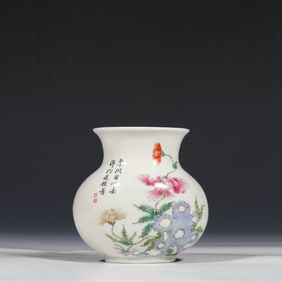 Chinese Qing Dynasty Qianlong period famille rose open mouth bottle