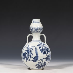 Blue and white flower and bird pattern gourd vase from the Xuande period of the Ming Dynasty, China