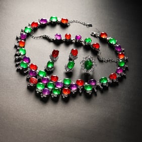 A set of jadeite jewellery necklaces from the Qing Dynasty, China