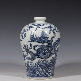 Chinese Ming and Qing Dynasty Dragon Pattern Plum Vase