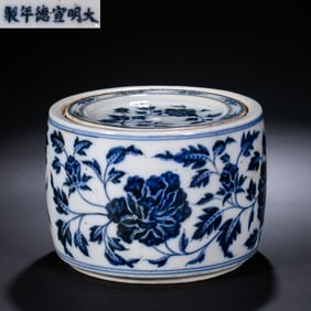 Blue and white flower-patterned cricket jar from the Xuande period of the Ming Dynasty, China