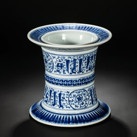 Chinese Qing Dynasty Blue and White Flower Pattern Hat Stand