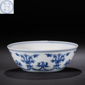 Zhongda Ming Chenghua period blue and white flower pattern cup