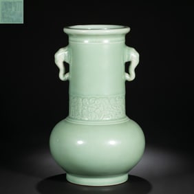 Chinese Qing Dynasty Qianlong period green glaze double elephant ear long neck vase