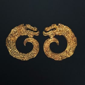 A pair of pure gold plates with dragon patterns from the Han Dynasty