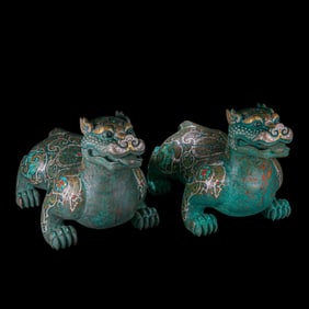 A pair of auspicious beasts inlaid with gold, silver and gemstones from the Warring States Period of
