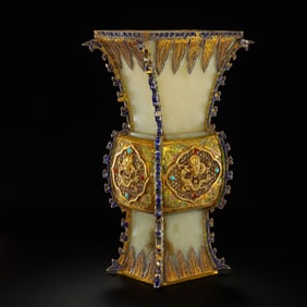 Chinese Qing Dynasty Hetian jade gold-encrusted flower vase