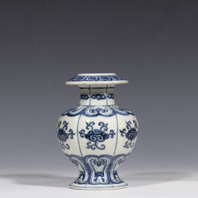 Chinese Ming Dynasty blue and white flower pattern Benba vase