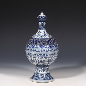 Blue and white covered stove with coiled flower pattern, Xuande period, Ming Dynasty, China
