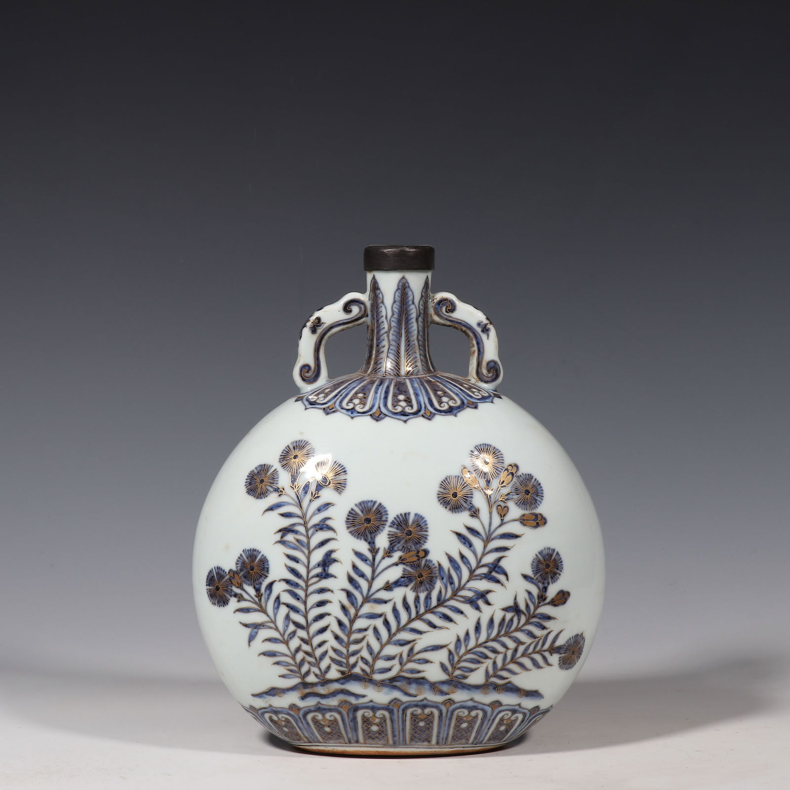 Chinese Qing Dynasty Blue and White Gold Flower Pattern Moon Vase: H. 25 cm. W. 17 cm.