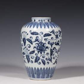 Chinese Ming Dynasty Blue and White Flower Pattern Vase