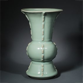 Chinese Southern Song Dynasty Longquan kiln green glaze flower vase