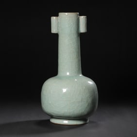 Chinese Southern Song Dynasty Longquan kiln green glaze bottle with ears